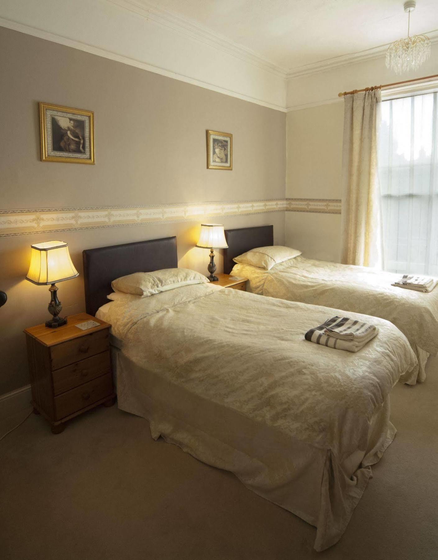 Hilbury Court Hotel Trowbridge Extérieur photo