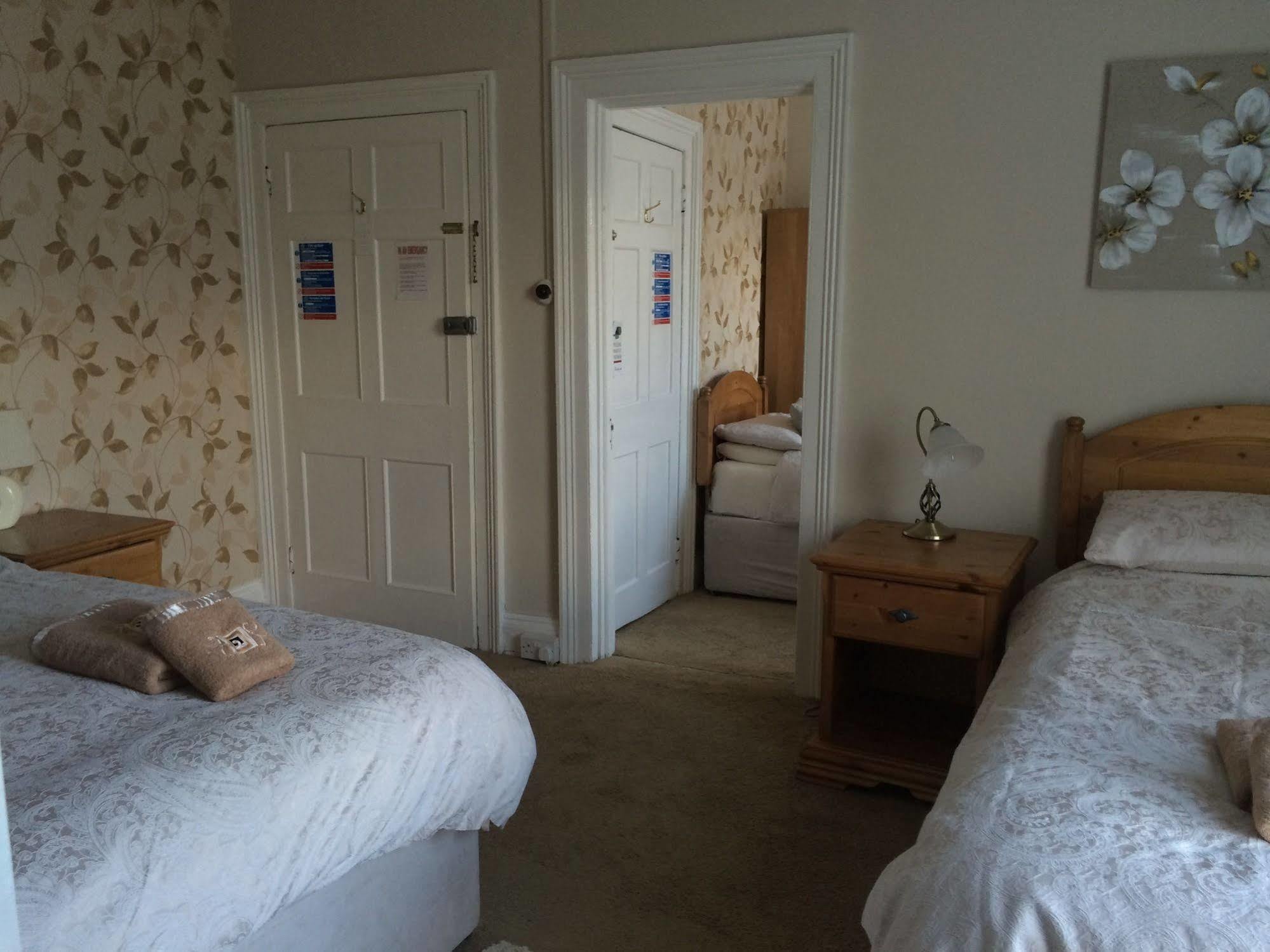 Hilbury Court Hotel Trowbridge Extérieur photo