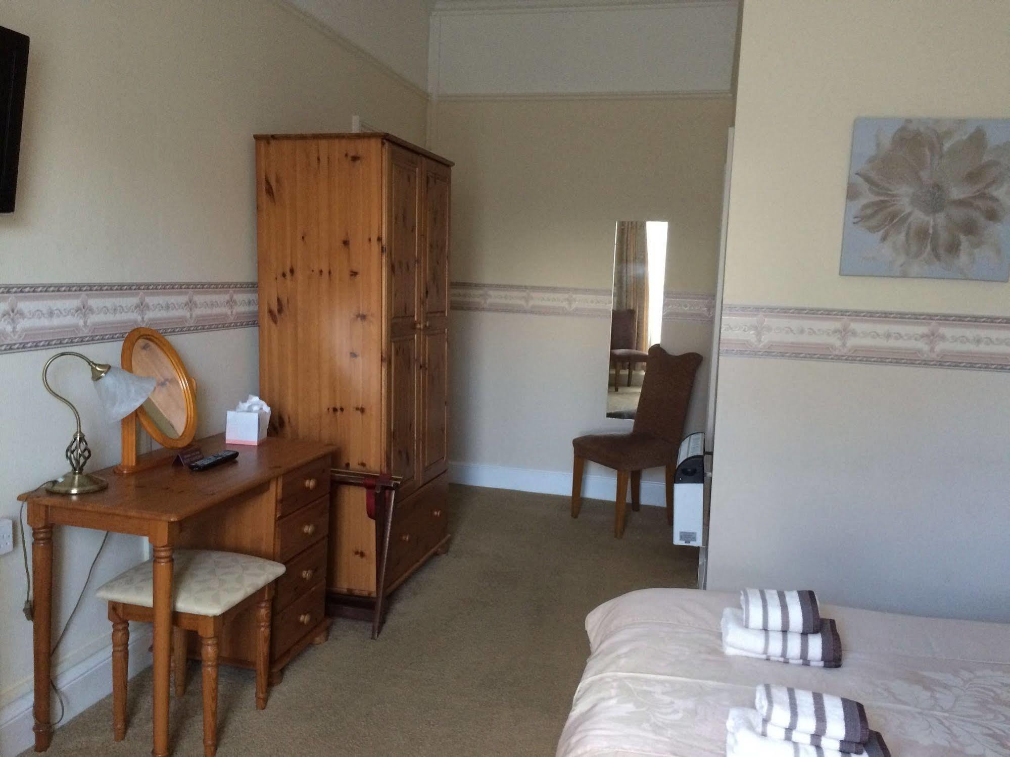 Hilbury Court Hotel Trowbridge Extérieur photo